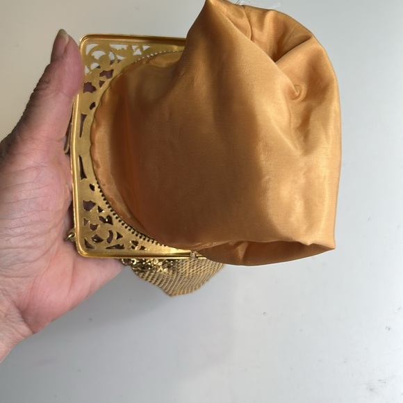 VINTAGE WHITING & DAVIS CO. SMALL GOLD MESH BAG PURSE WITH SHORT CHAIN STRAP - Picture 6 of 12
